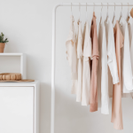 Подреден минималистичен гардероб с неутрални дрехи и универсални комбинации