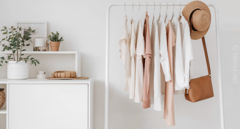 Подреден минималистичен гардероб с неутрални дрехи и универсални комбинации