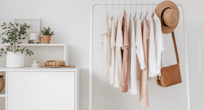 Подреден минималистичен гардероб с неутрални дрехи и универсални комбинации